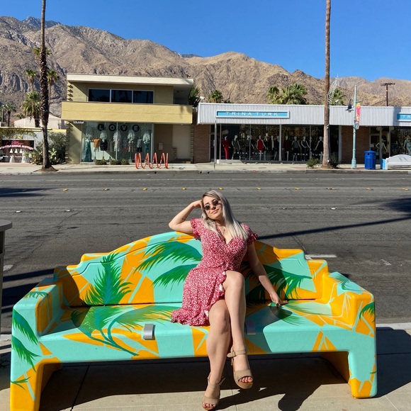 Meet your Posher, Daniella - Picture 3 of 3